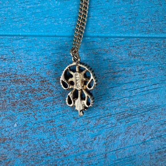 Vintage 1970's Avon Scroll Design Faux Red Cabochon Gold Tone Pendant Necklace - Picture 4 of 6